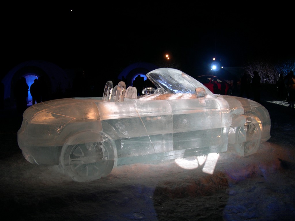 Audi tt en sculpture sur glace réalisée par christian burger sculpture à la taille réelle à Val d