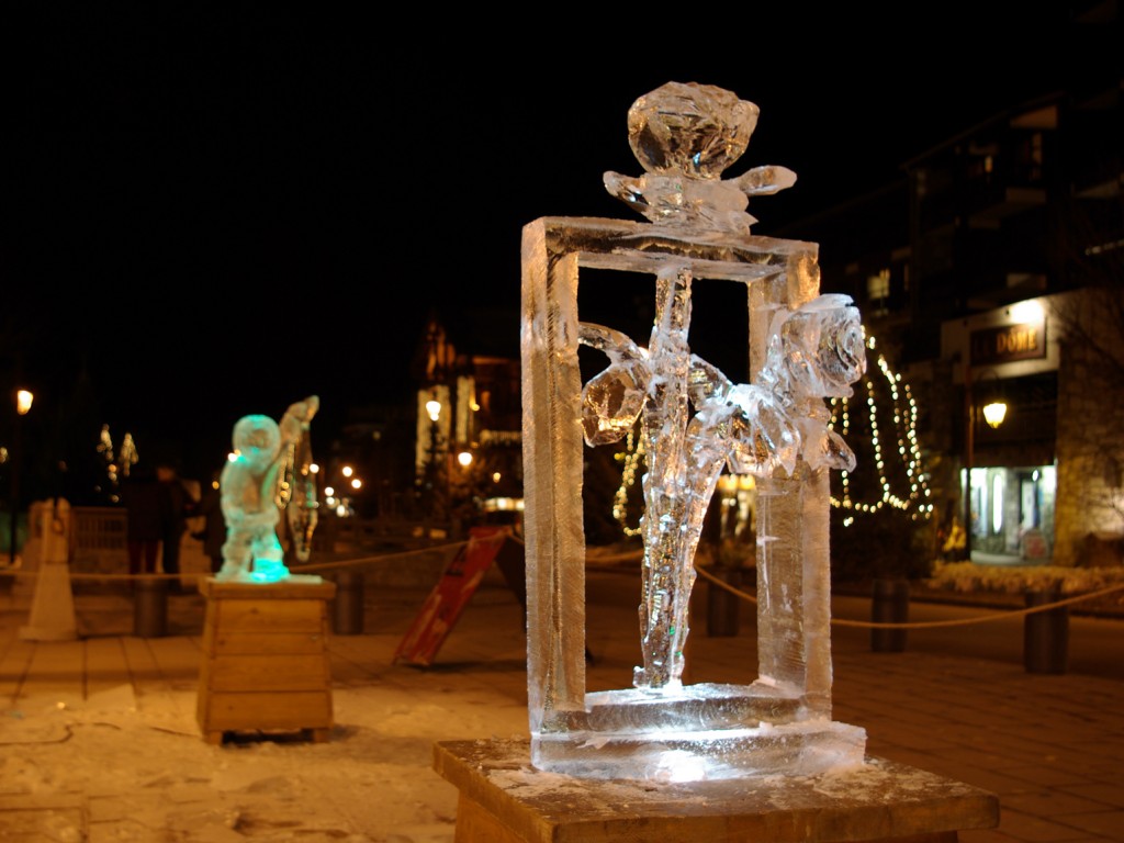 Photo de "Rose des glace" sculpté en glace cristal à Tignes, Savoie, France, par Christian Burger