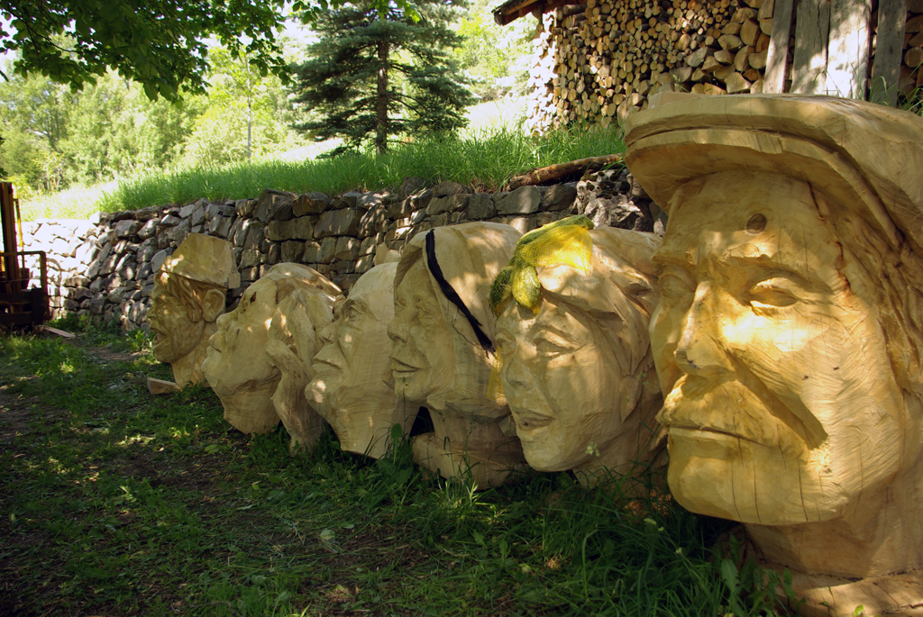 photo de six tête géante sculptées en bois