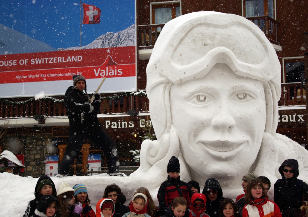 tête géante sculpté en neige à Val d