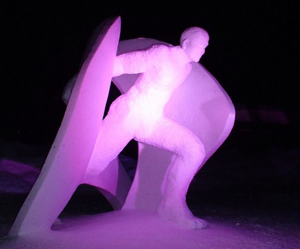 Photo de la sculpture sur neige "élan de liberté" réalisée au Québec, canada