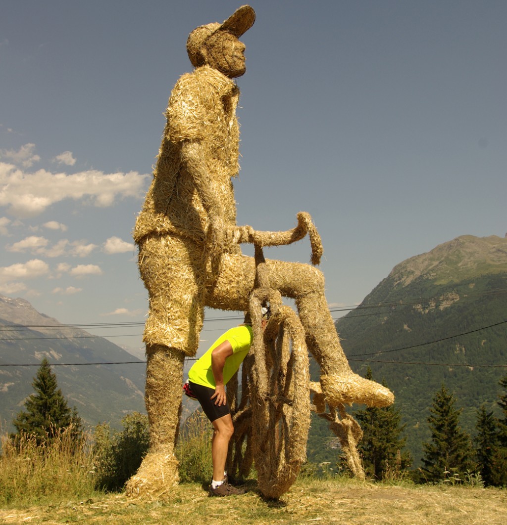sculpture géante en foin et paille