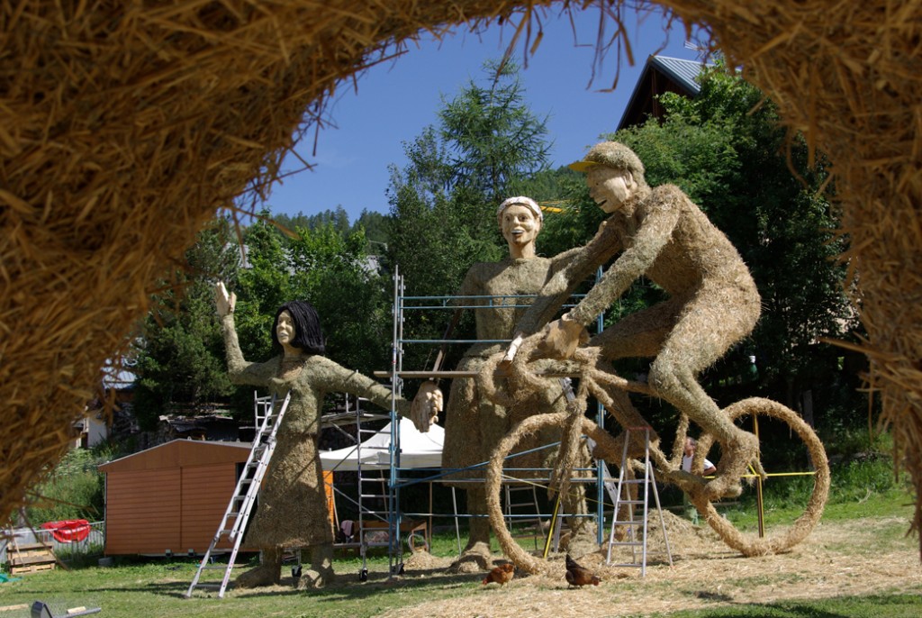 straw sculpture 