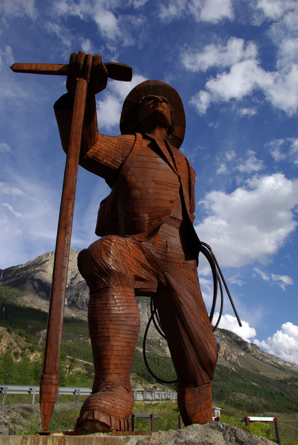 photo de l'oeuvre du sculpteur christian burger, Edward Whymper, sculpture en acier corten, art stell.