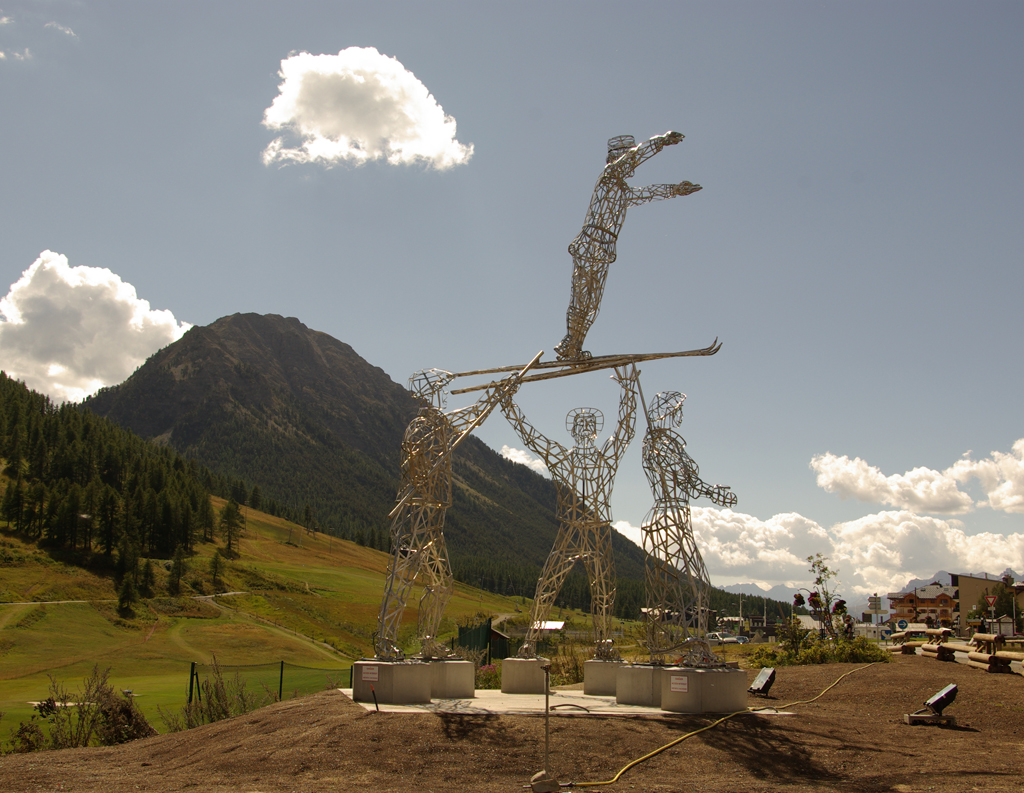 photo de l'envol la sculpture en inox entièrement ajourée est tellement légère qu'elle prend les aires.