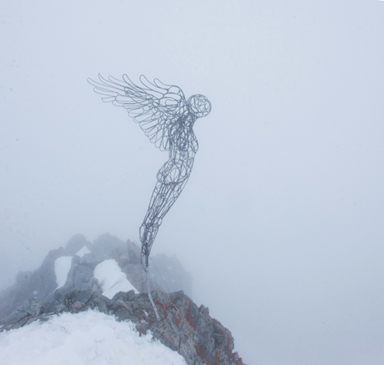 Photo de la sculpture en acier créé par l'artiste Christian burger. Ce cliché de Vincent Verrier a été pris dans le brouillard au sommet de la barre des écrins au moment du départ, juste après l'installation.
Une ambience exceptionnelle.
