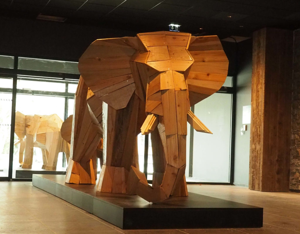 Photo d'une sculpture en bois d'un éléphant exposé dans le hall d'accueil du club Med de La Rosières, Savoie Mont Blanc France. par Christian Burger